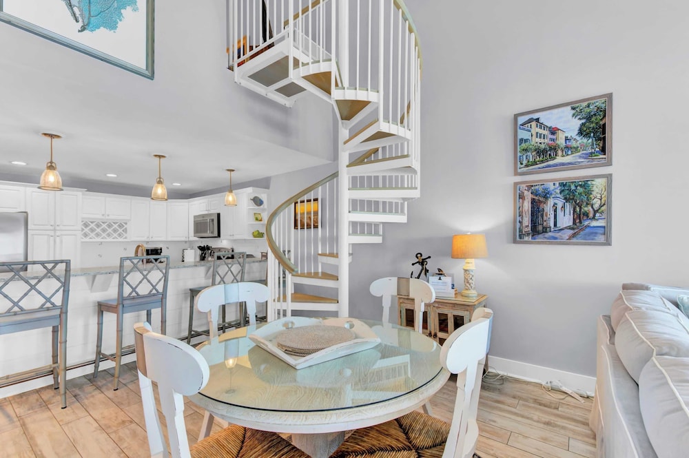 518 Seascape Waterfront Views + Community Pool