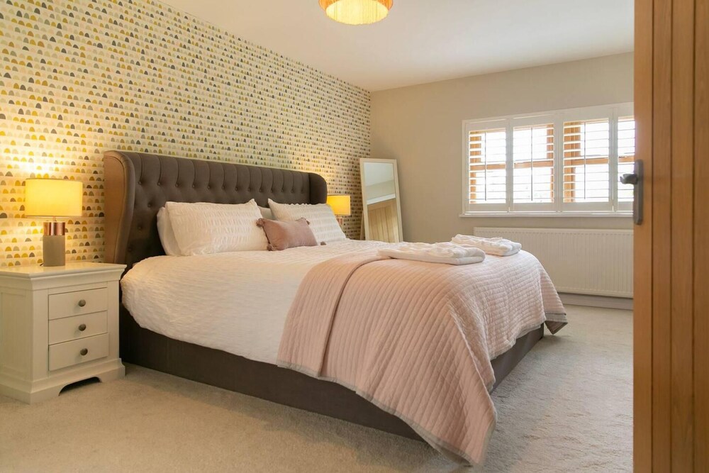 Remarkable 4-bed House Near Leeds Airport view 4