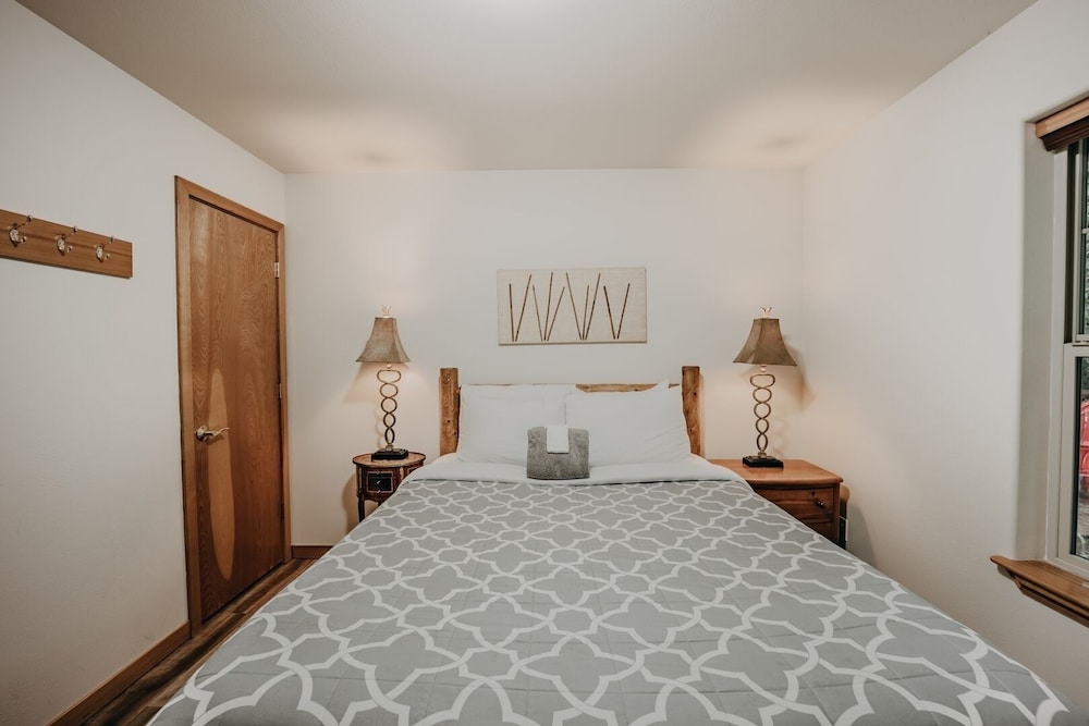 61mbr - Hot Tub - Wi-fi - Pets Ok - Sleeps 6 3 Bedroom Home by Redawning view 5