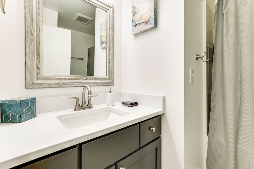 10 Mi to Dtwn Madison: Home w/ Large Yard!