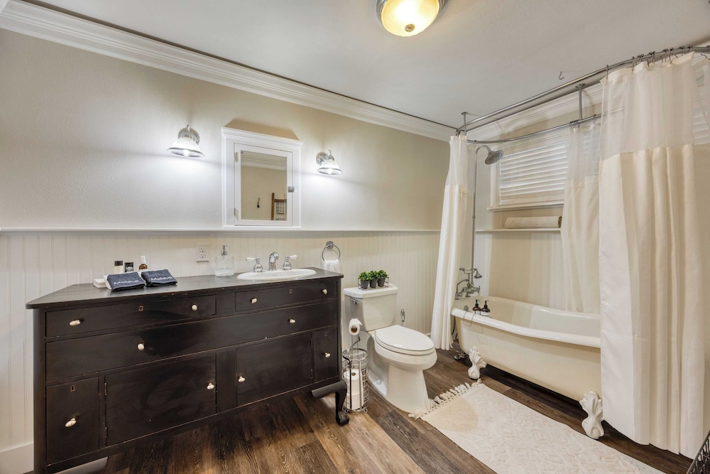 Luxury Wine Country Haven + Vineyard Views Near Top Wineries Adelaida Farmhouse
