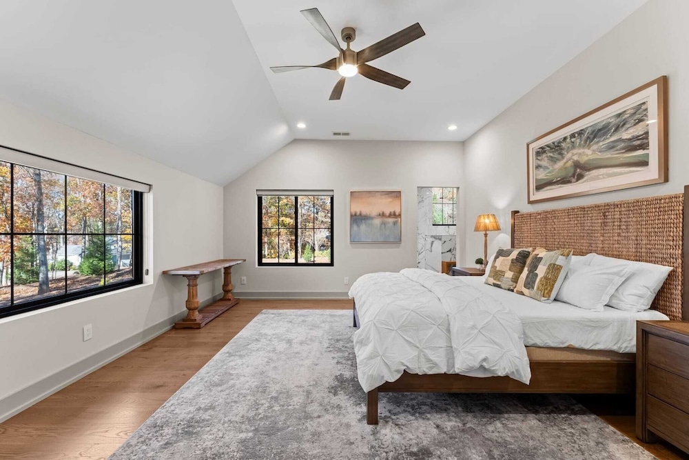 The Grand on Greenbay-7 Bedrooms Sleeps 21 Modern new Build