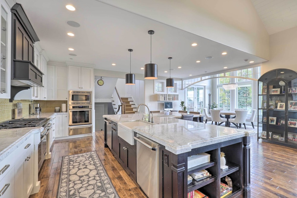 Luxe Sandy Home w/ Hot Tub: 9 Mi to Skiing!