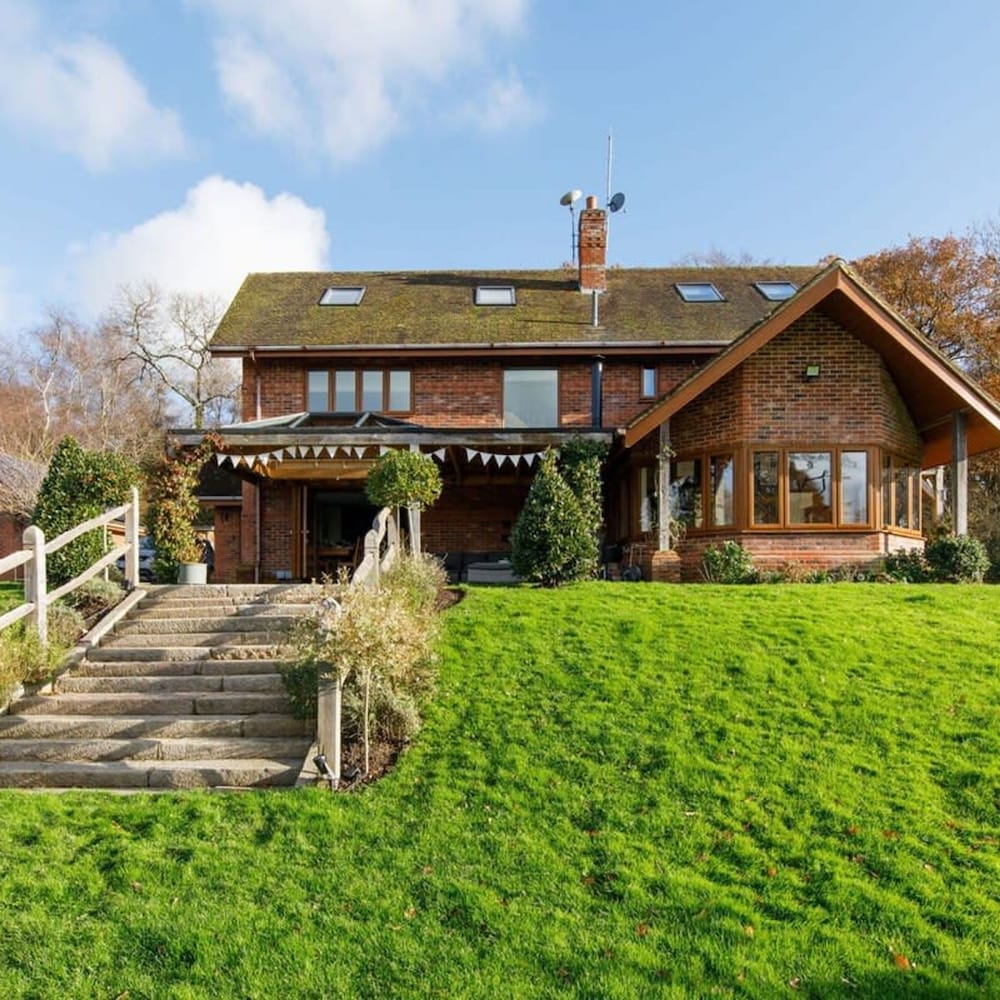 Serene Riverside 6BR Luxury Retreat in Curdridge view 4