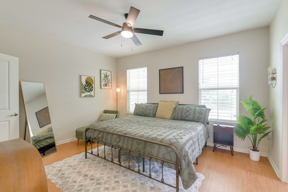 1/2 Mi to Galveston Beach Seawall: Retreat w/ Pool