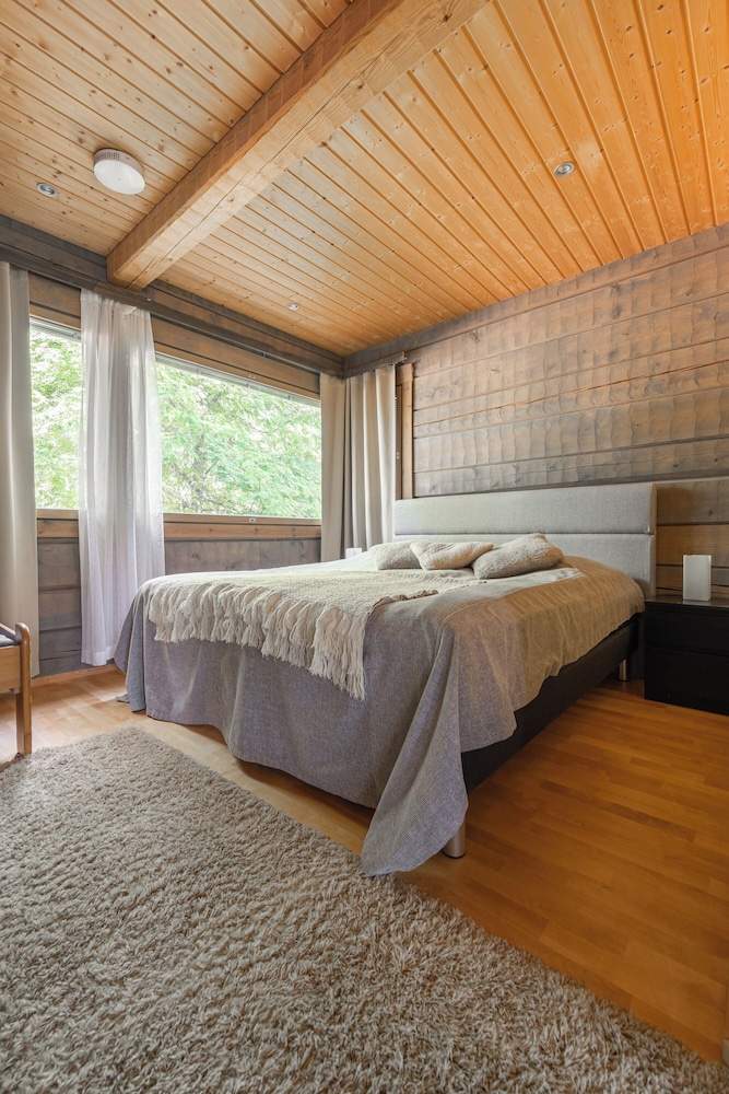 Scenic Lakeside Cabin in Tahko - Hot Tub