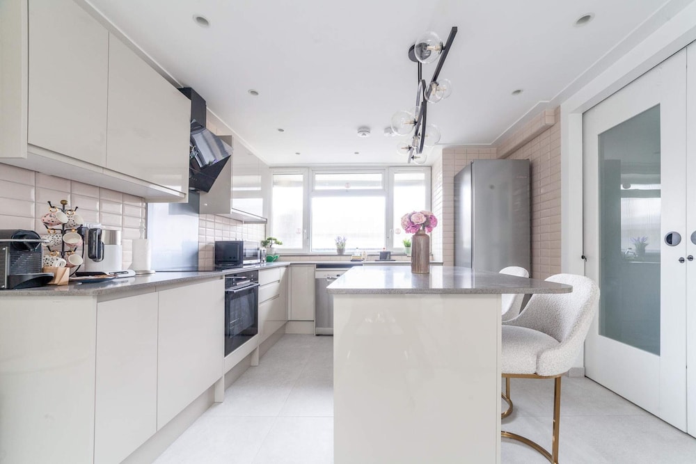 Excellent 3-bed Flat In Elephant & Castle