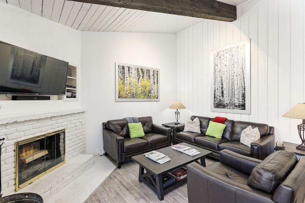 Snowmass 2BR Loft Retreat Deck, Fireplace & Views - 21E