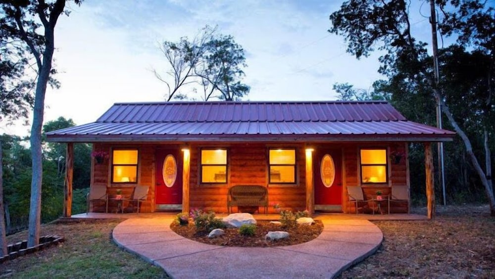 Hillsboro Vacations - Pet Friendly Cabin 4 - 15 Minutes From Magnolia and Baylor - Property Image 4
