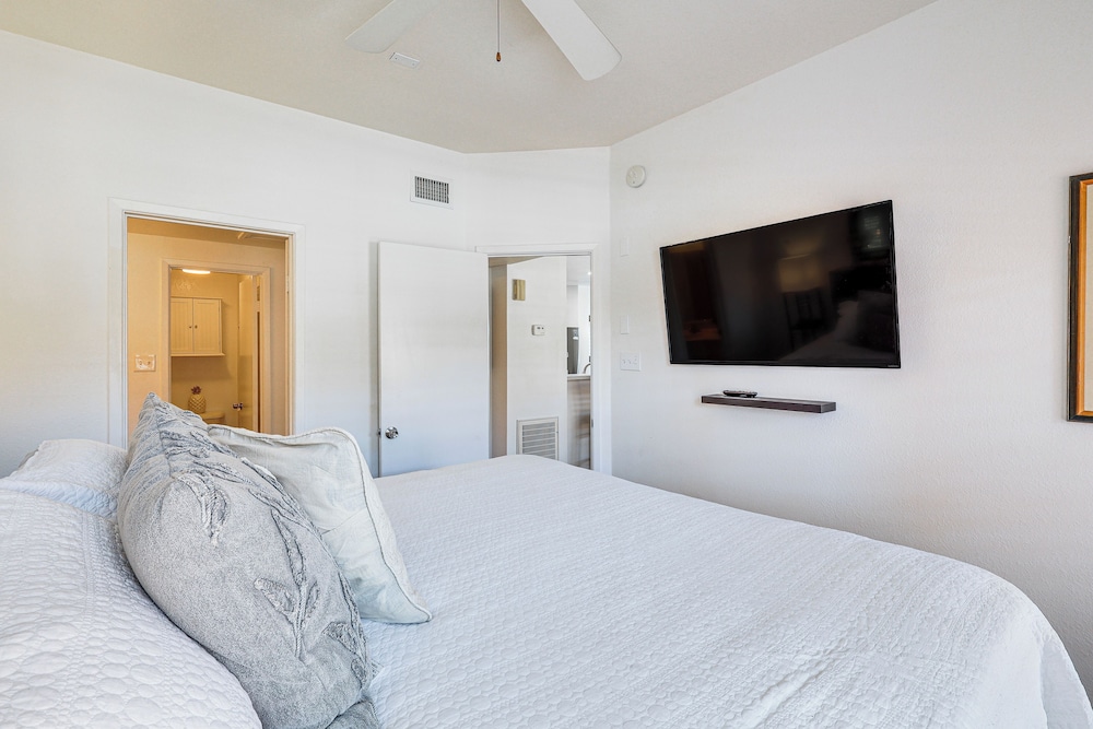 1 Mi to Beach: Condo w/ Pool in Lake Havasu City