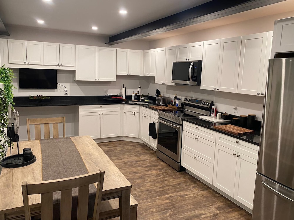 Brattleboro Vacations - Vermont Mirror House - Property Image 6