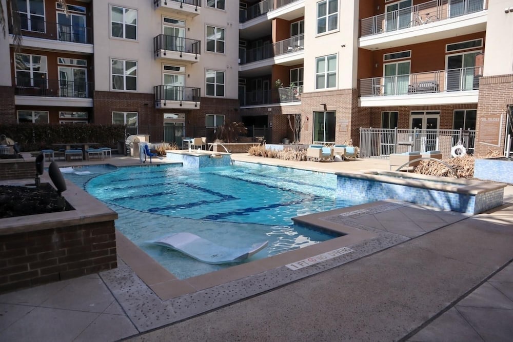 Bright and Airy Condo With Fast Wifi Gym Pool Parking Included