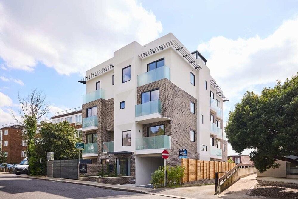 The Temple Fortune Crib - Lovely 3BDR House with Balcony