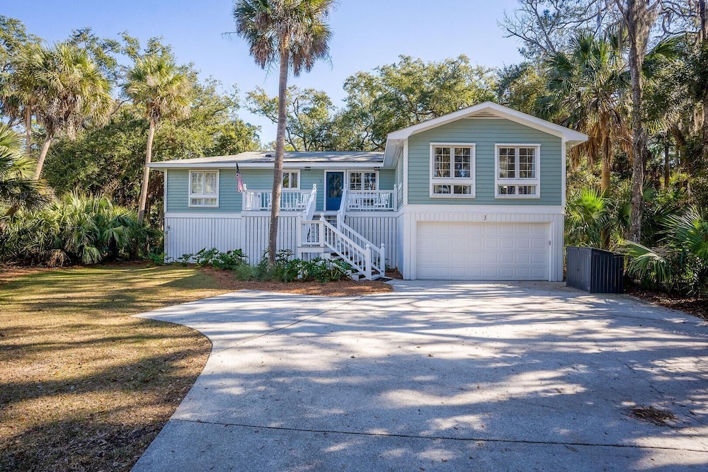 Beautifully Updated, Dog Friendly 4-bed, 4-bath Home Near Beach
