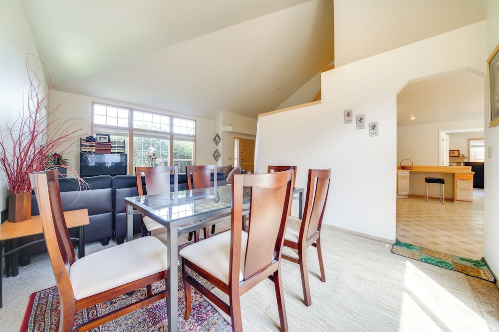 Walk to Hiking Trails: Renton Home w/ Fenced Yard!