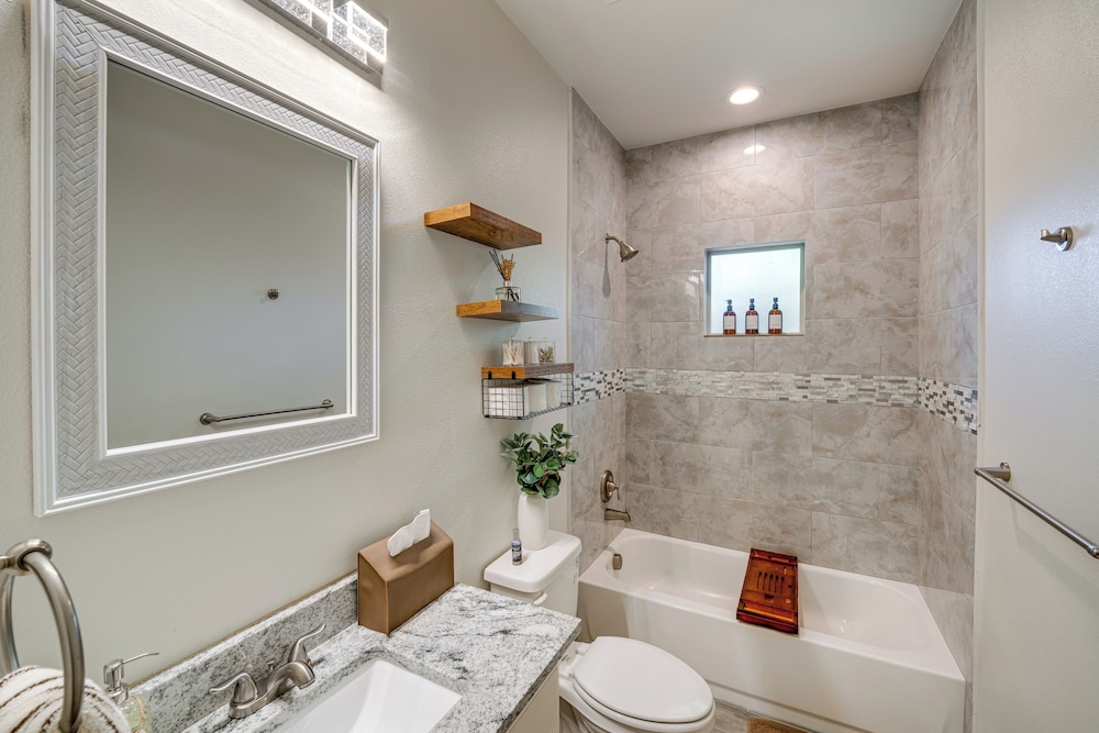 10 Mi to Dtwn Dallas: Chic Home w/ Yard!