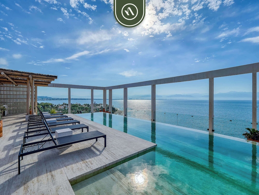 Luxury 4BR Oceanfront Condo - Private Beach - Pool