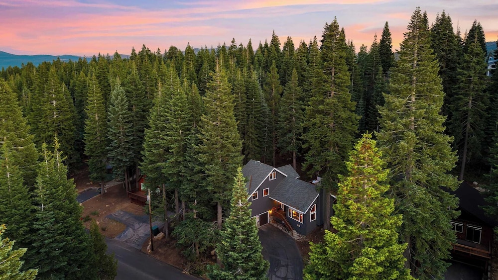 Cozy Escape w/ Hot Tub + Deck & Access to Tahoe Donner & Skiing Alpenglow Chalet by Avantstay