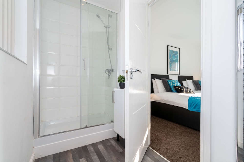 Modern West Midlands Family Home With Garden view 4