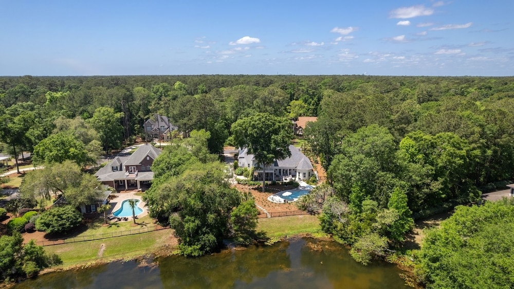 4 bedroom, 4.5 bath overlooking the pond, private pool! The White House 4 Home view 5