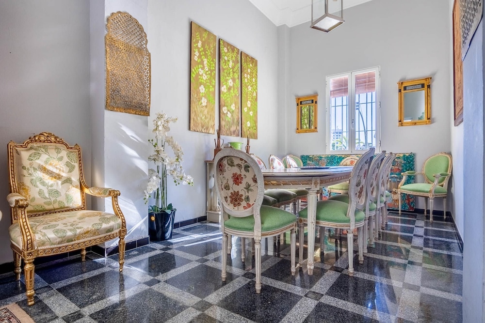 Cheerful 6 Bedroom House in Seville With Terraces