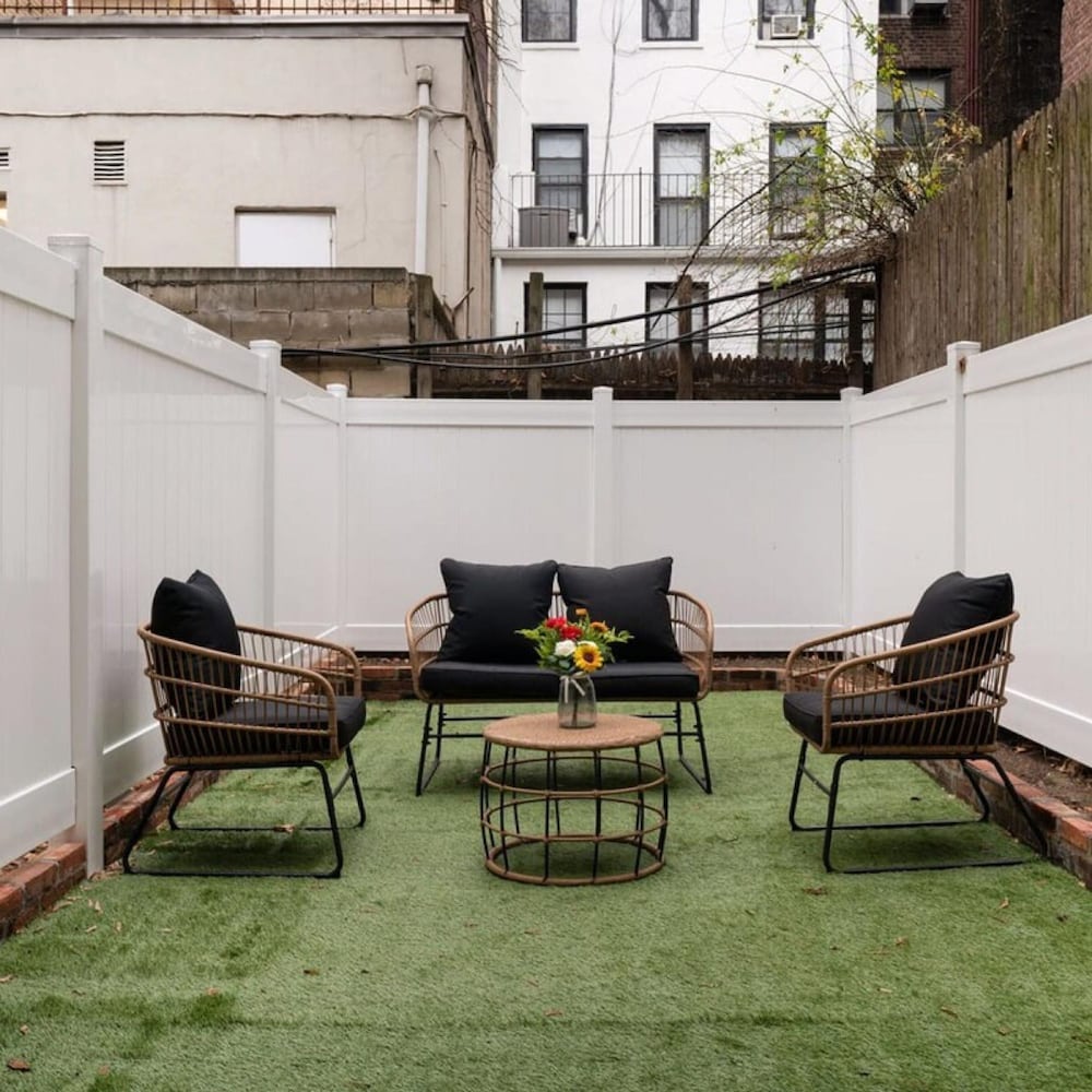 317-1d New 2BR Duplex W D Private Backyard