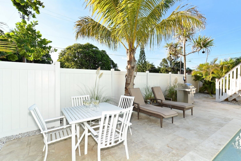Tarpon Pointe 2 Bedroom Home by Redawning