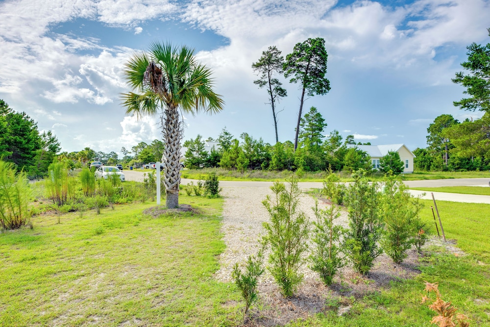 2 Mi to Carrabelle Beach: Home w/ Yard & Porch