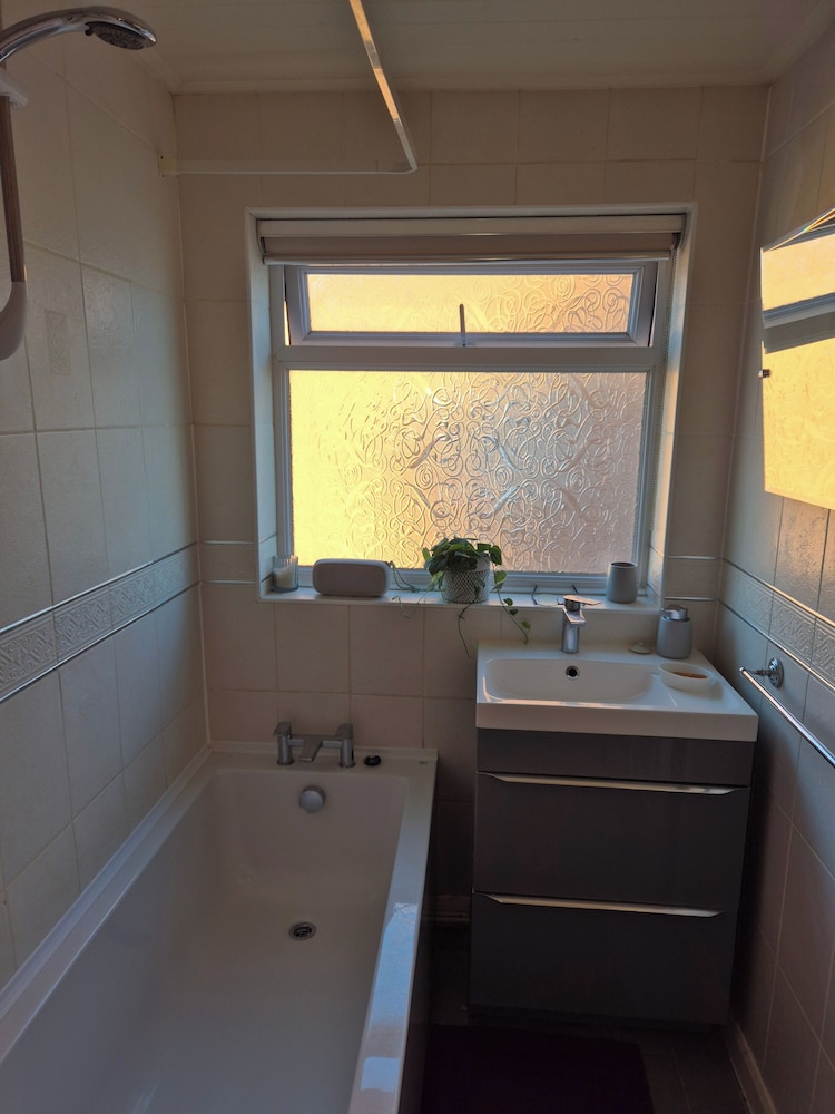 Cosy 1BR Hideaway - Hot Tub, Wifi & Private Pond