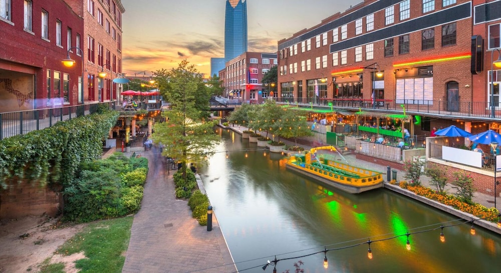 Cozy Downtown Escape With Full Kitchen 32A