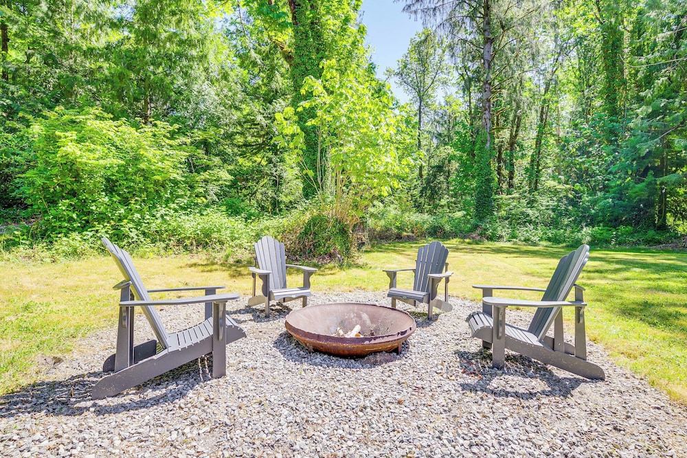 Deck, Hot Tub & Views: Sleek Getaway in Index!