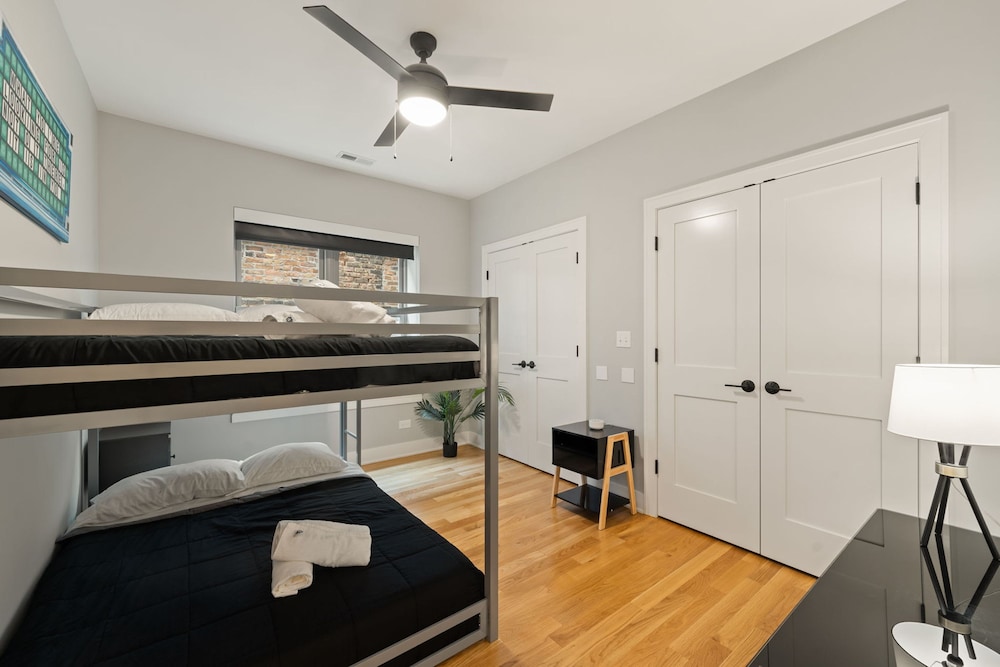 3 Bed 2 Bath Chicago Retreat w Balcony Parking