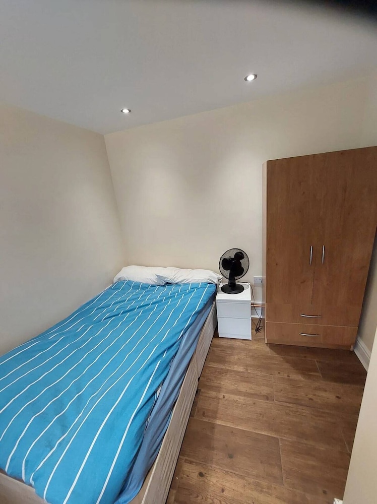 Spacious 3 Bedroom Apartment Near Camden With Balcony
