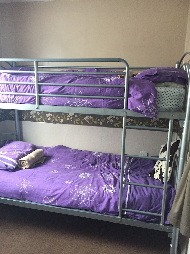 2 bed dog Friendly Chalet on Sunbeach Scratby view 3