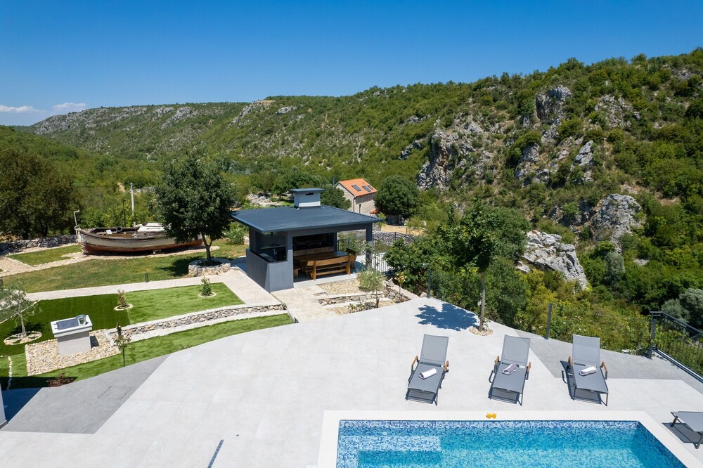 Villa River Rose with pool and jacuzzi, near the river beach