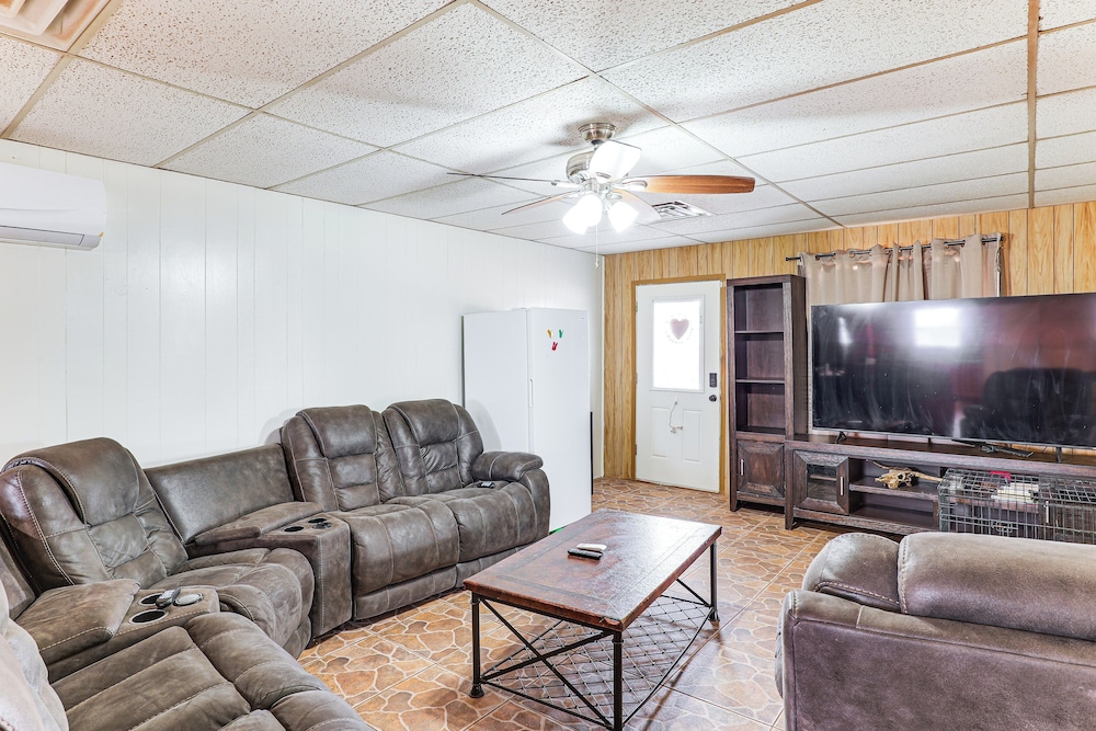 7 Mi to Dtwn Odessa: Home w/ Large Yard!
