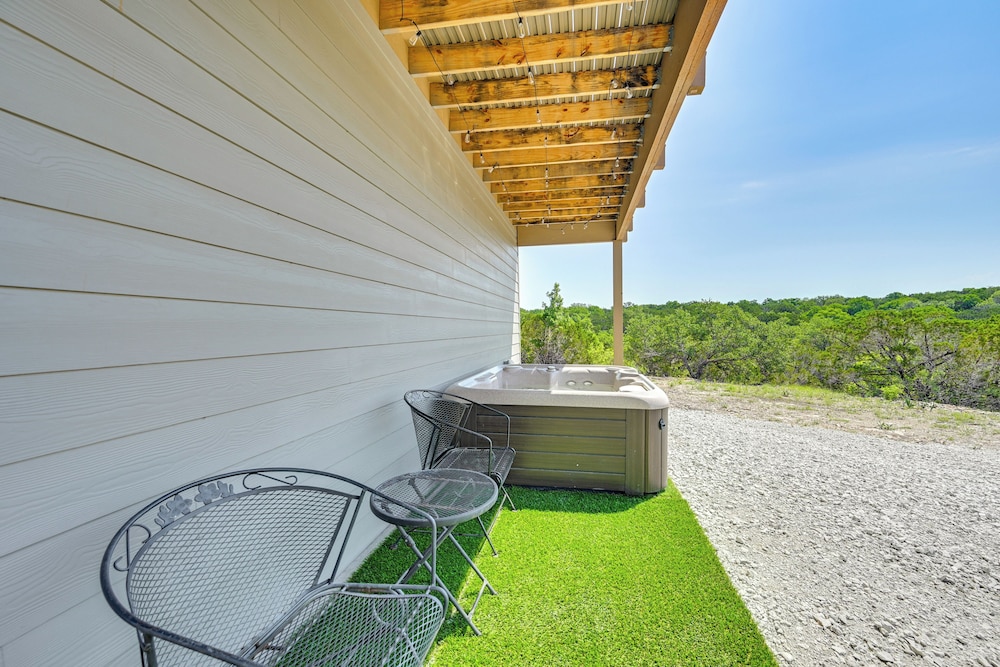 Hot Tub & Valley Views: Hidden Gem in Texas