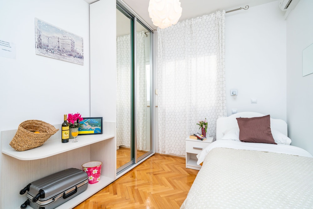Jele Rooms