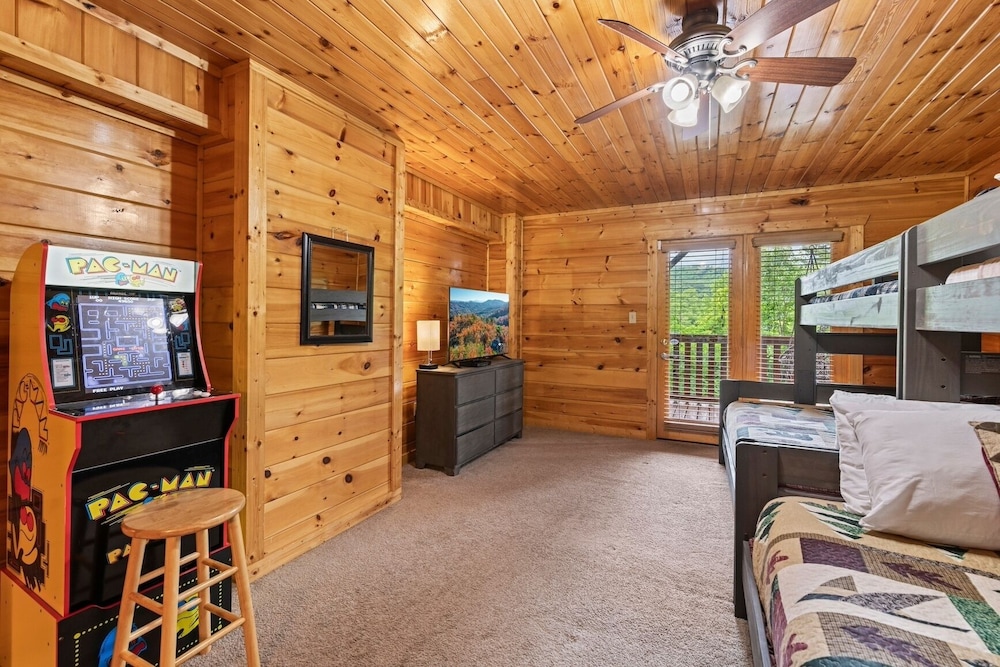 Triple Mountain View Stunning 4 BDR Cabin w/ Private Hot Tub, Game Room
