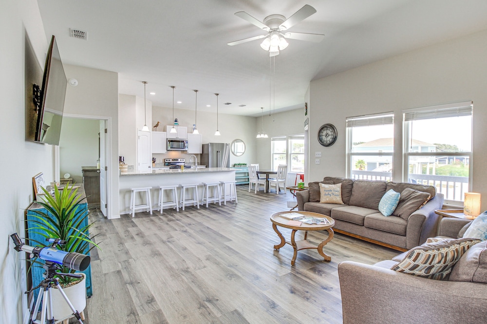 Walk to Water! Home w/ Pool Access in Rockport