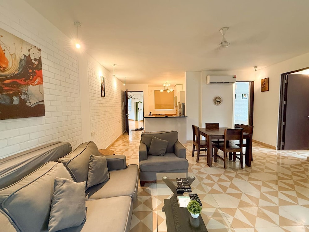 Modern 2bhk w Pool Access 5km to Coco Beach