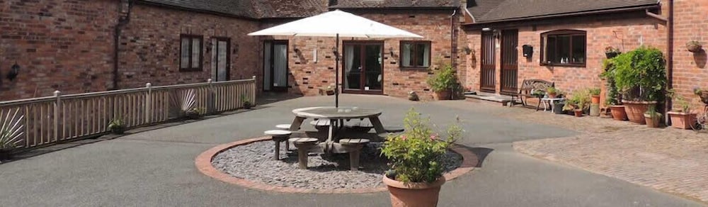 Hotel The Manor Coach House - Image 1