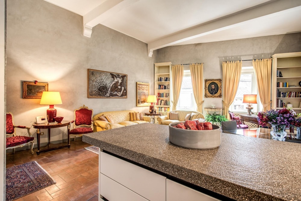 Wonderful Apartment With Balcony in Piazza Margana