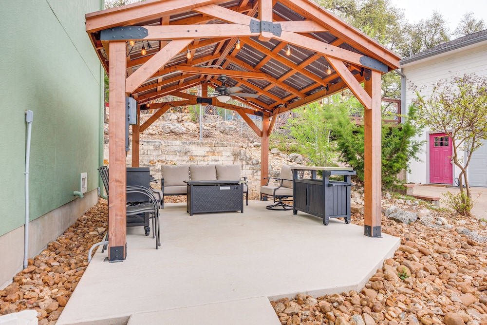 < 1 Mi to Comal Park: Peaceful Duplex w/ Yard!