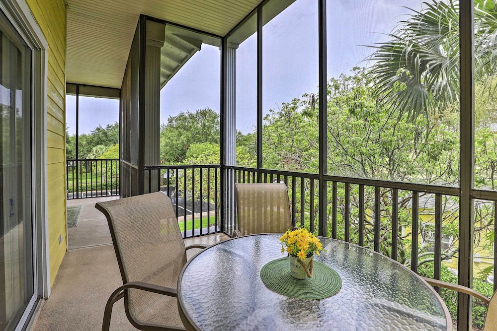 Vibrant Condo w/ Pool Access: 11 Mi to Disney