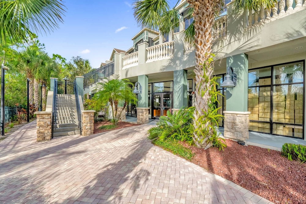 Upstay Modern 3BR Getaway w Pool and Hot Tub