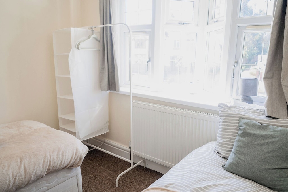 6-bed House - Sleeps 13 - Families & Contractors