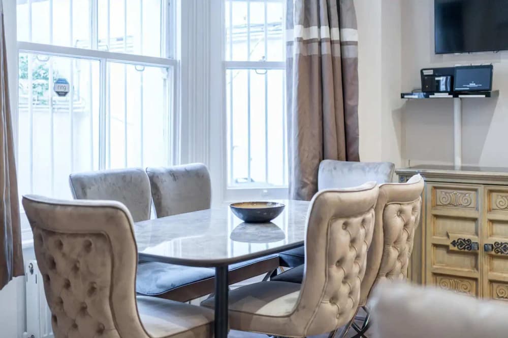 Bright and Modern 2 Bedroom Apartment in Earl's Court