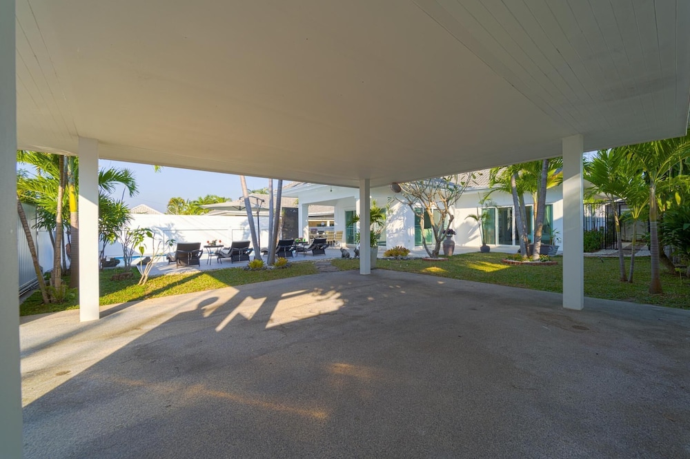 Modern Private 3 Bedroom Pool Villa GA1