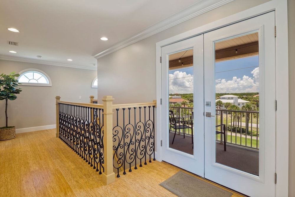 Beach House Mansion- Private Beach Walk Over